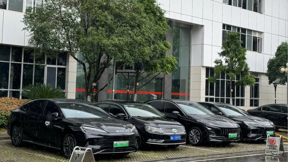 政府大院“停满”国产新能源！公务员购车释放国产汽车崛起信号