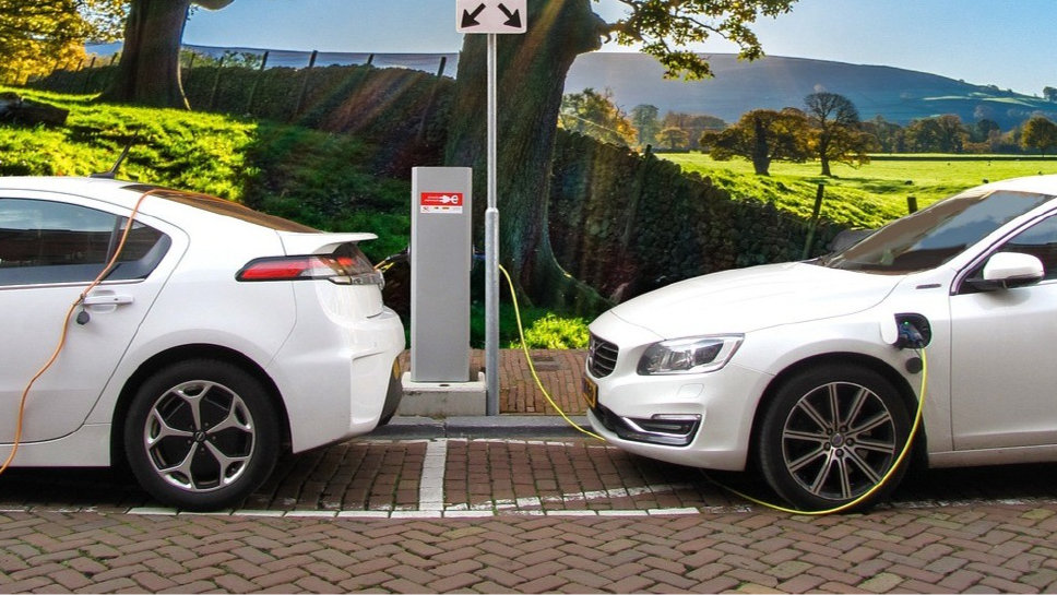 现在买车，买油车还是电车？听内行人分析，懊悔知道晚了