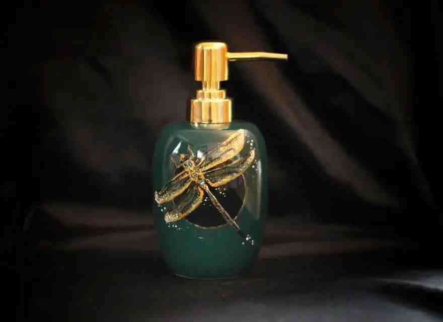 她在水杯上画了一条鱼，活灵活现，就像在里面游泳一样休闲区蓝鸢梦想 - Www.slyday.coM