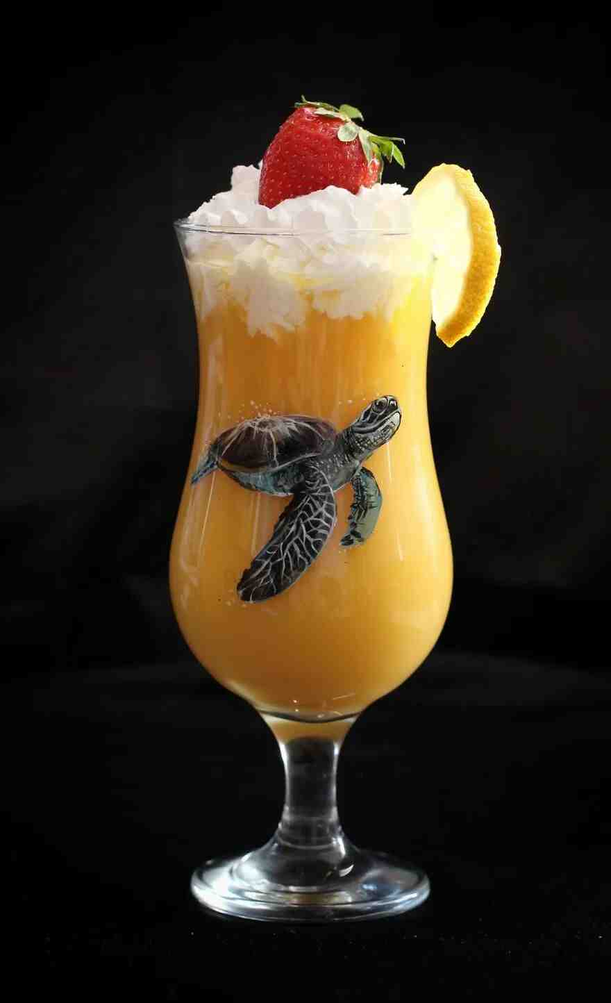 她在水杯上画了一条鱼，活灵活现，就像在里面游泳一样休闲区蓝鸢梦想 - Www.slyday.coM