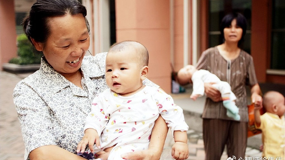 湖南婆婆挑着扁担到上海照顾东北怀孕儿媳，大城市年轻人生育难题