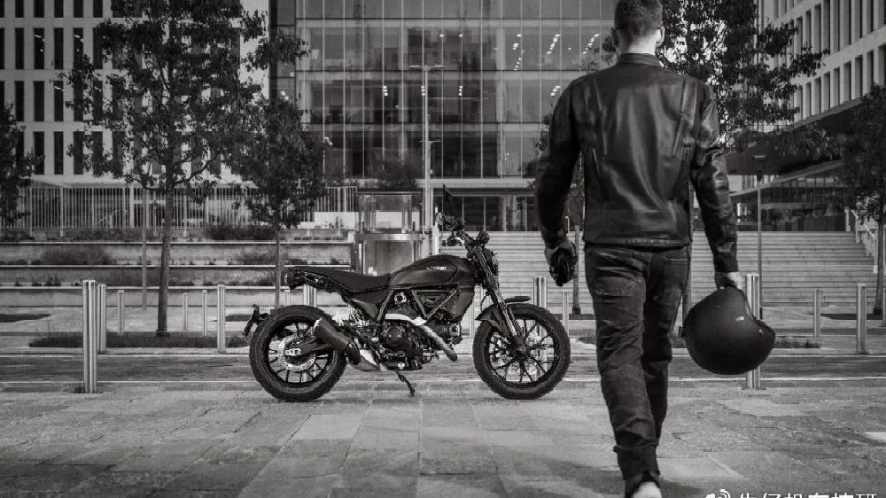 79,900元，杜卡迪攀爬暗黑版上市，与凯旋攀爬成犄角之势