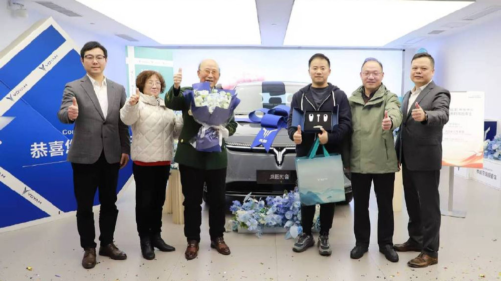 认可中国智造 首选央企造车 岚图知音交付90岁英雄一家