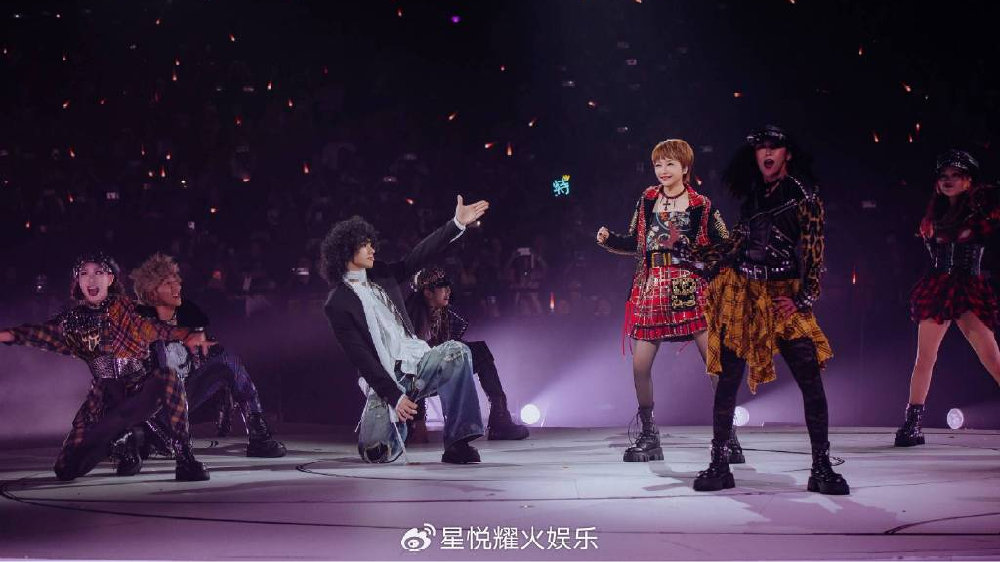 陈慧娴佛山站璀璨落幕 嘉宾曾比特同台嗨唱