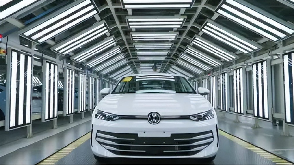 发光标+贯穿灯！朗逸Pro酷似小帕萨特，车长增42mm，月销稳定2万+