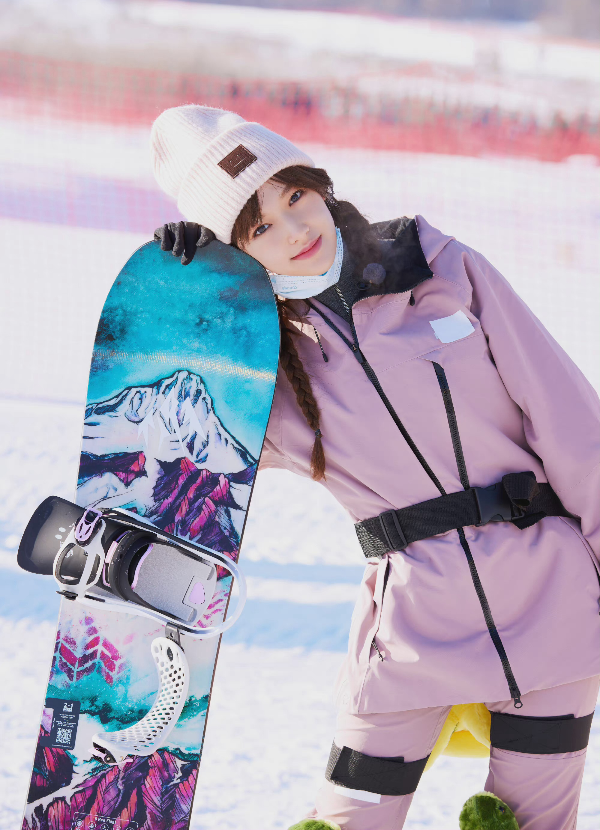 程潇雪地氛围感大片,美女与雪地也太相配了,滑雪服造型好灵动呀,这谁
