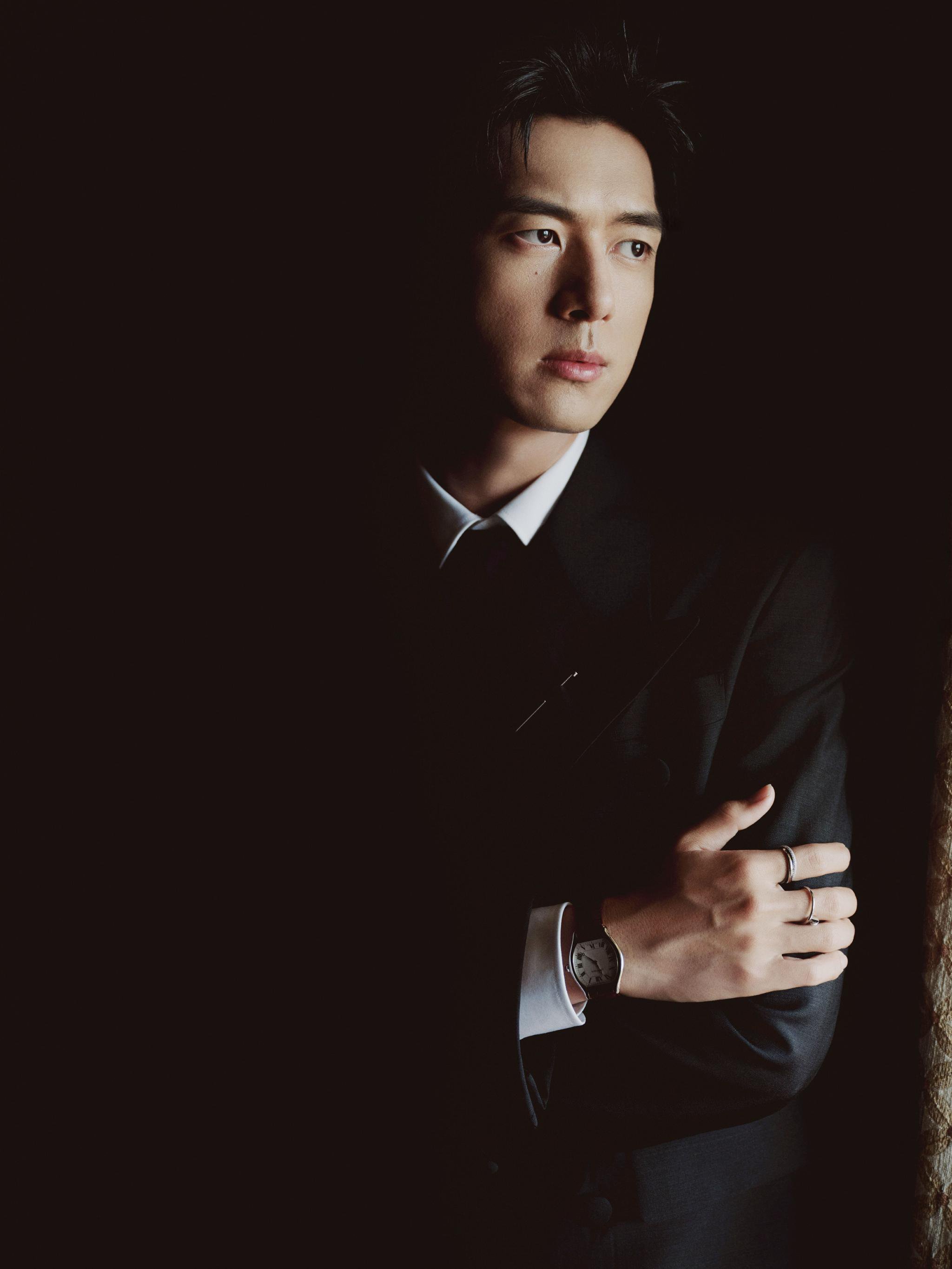 李现现身飞天奖造型有，是黑西装雅致绅士感，谈到《去有风的地方》…去有风的地方李现飞天奖_新浪新闻