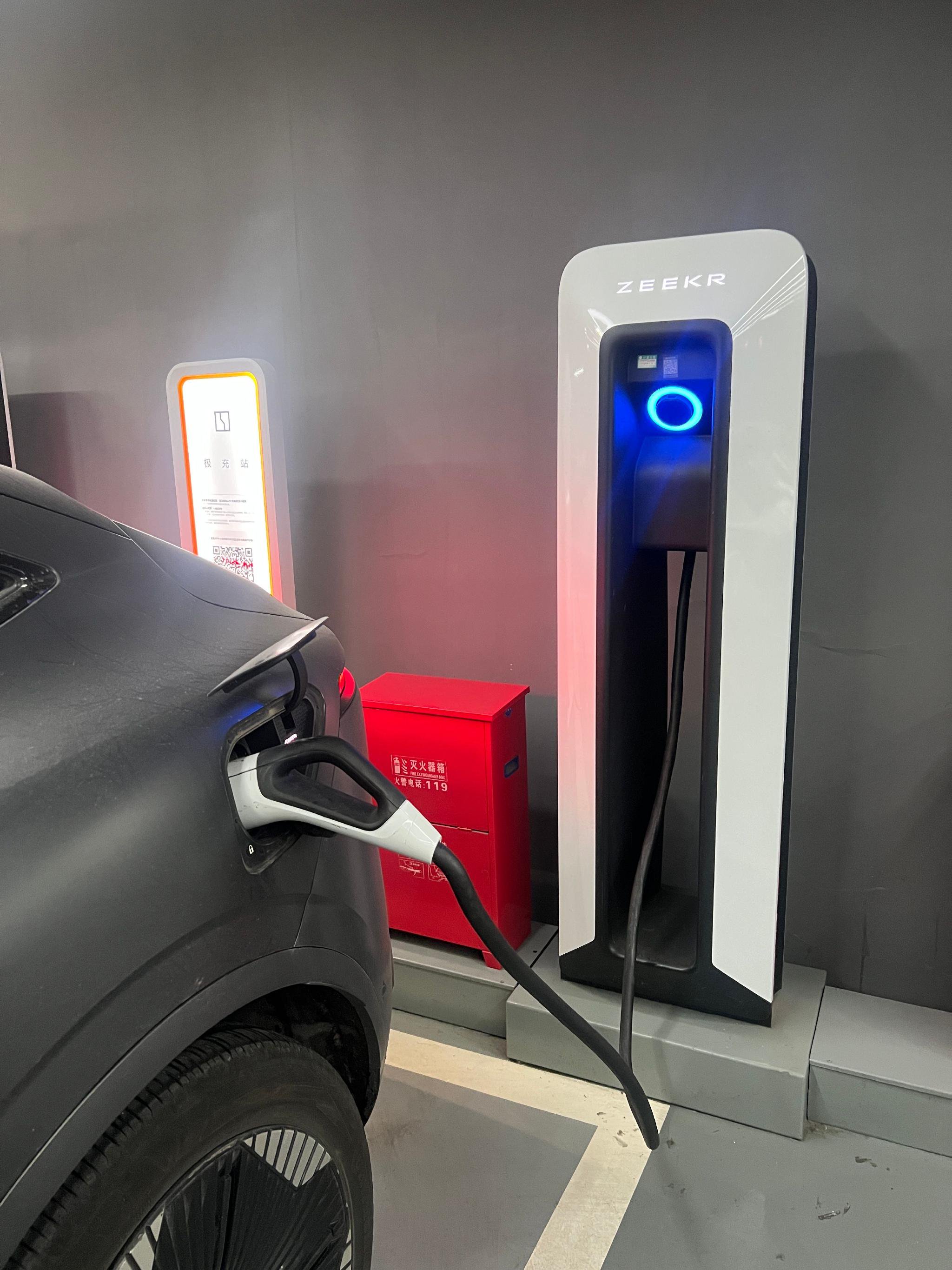 极氪充电桩地锁设计获赞，空位显示与实际一致