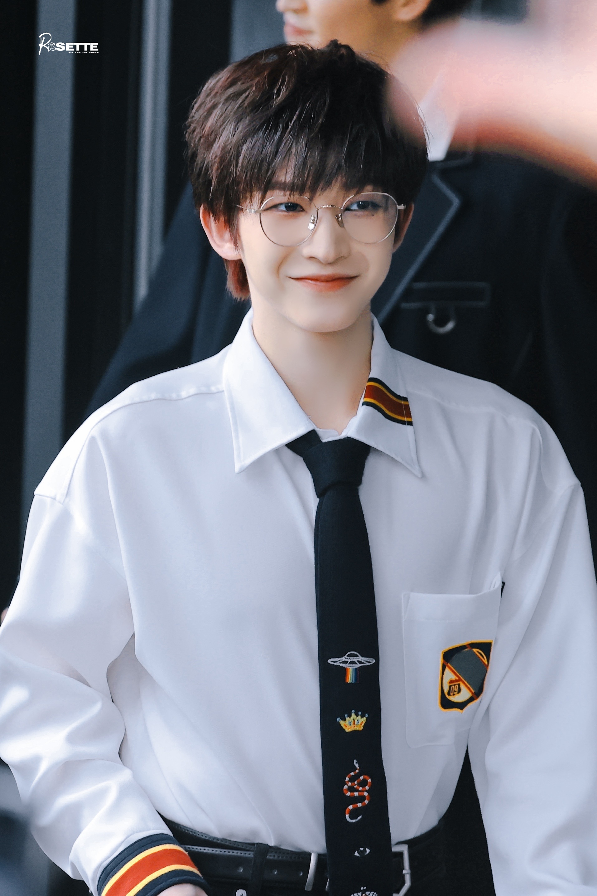 刘宇录制转场饭拍 金丝眼镜 制服,小甜c笑容太治愈啦 !
