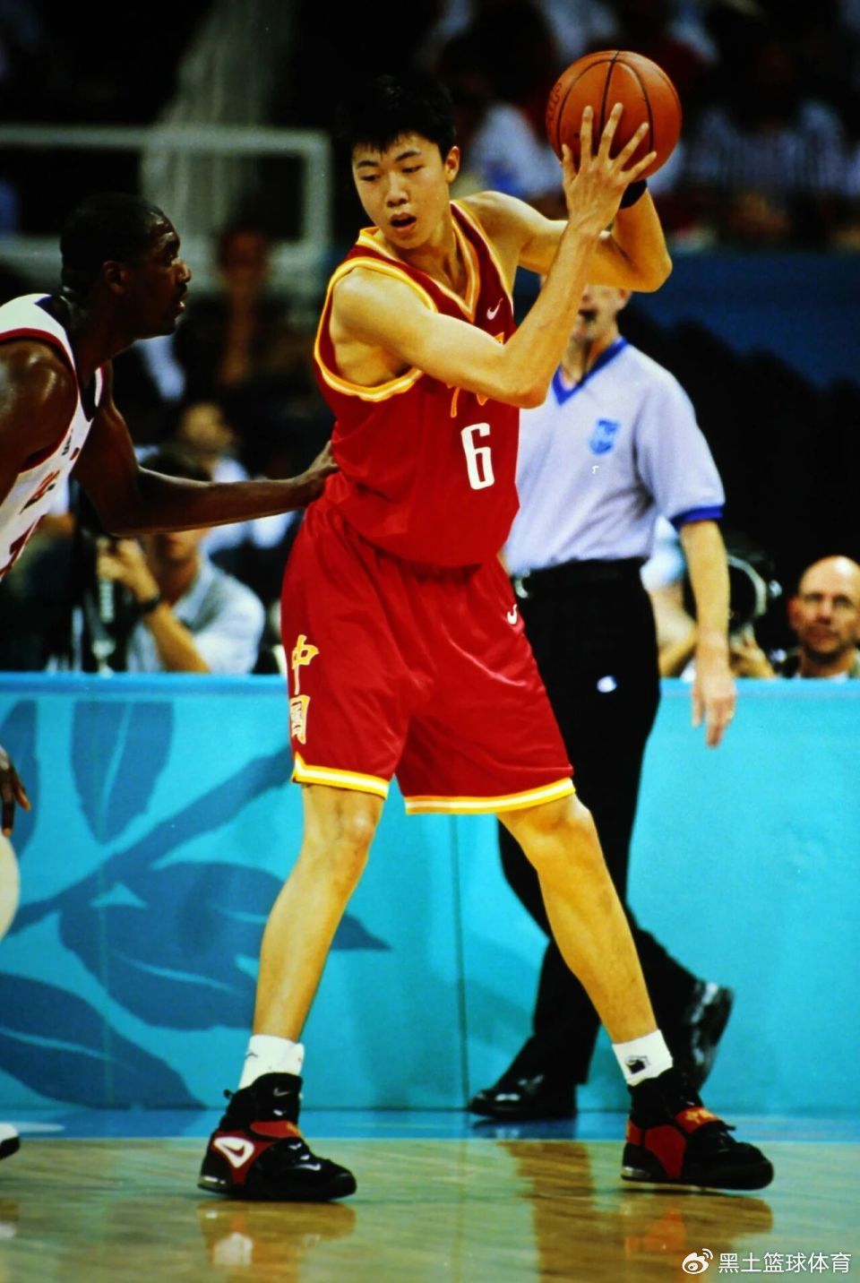 王治郅入选国际篮联名人堂，他是如何定义中国篮球「移动长城」时代的？