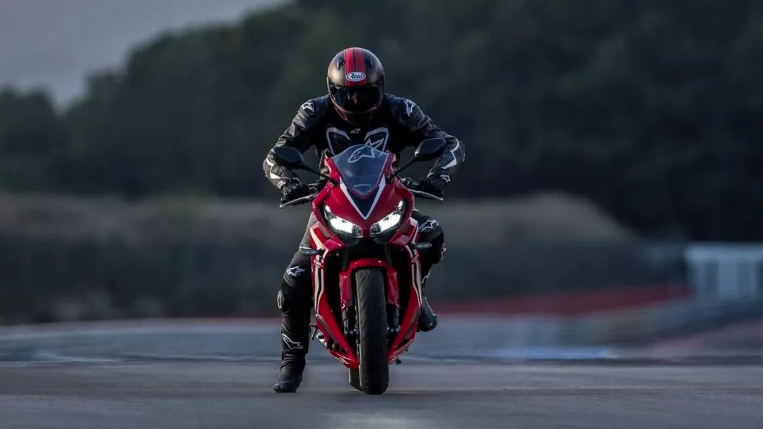 中量级日系街跑：本田CBR650R浅析