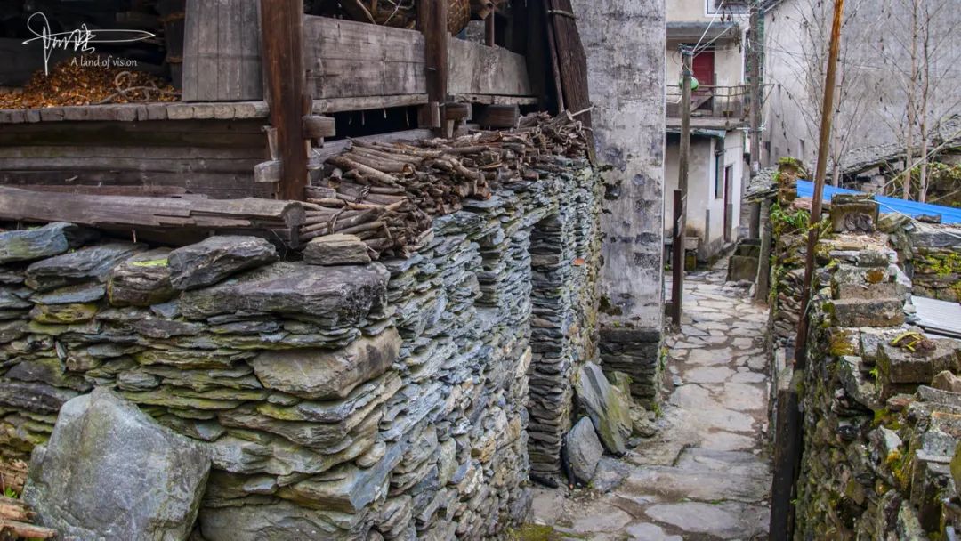 石屋坑位于皖南山岙之中,村子里用树皮搭建的房屋很有特色