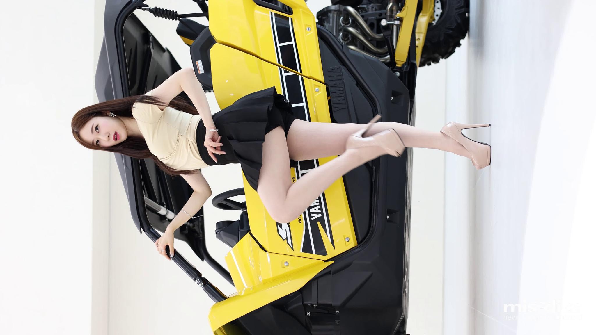 车模Yo Hyuna，雅马哈线上摩托车展