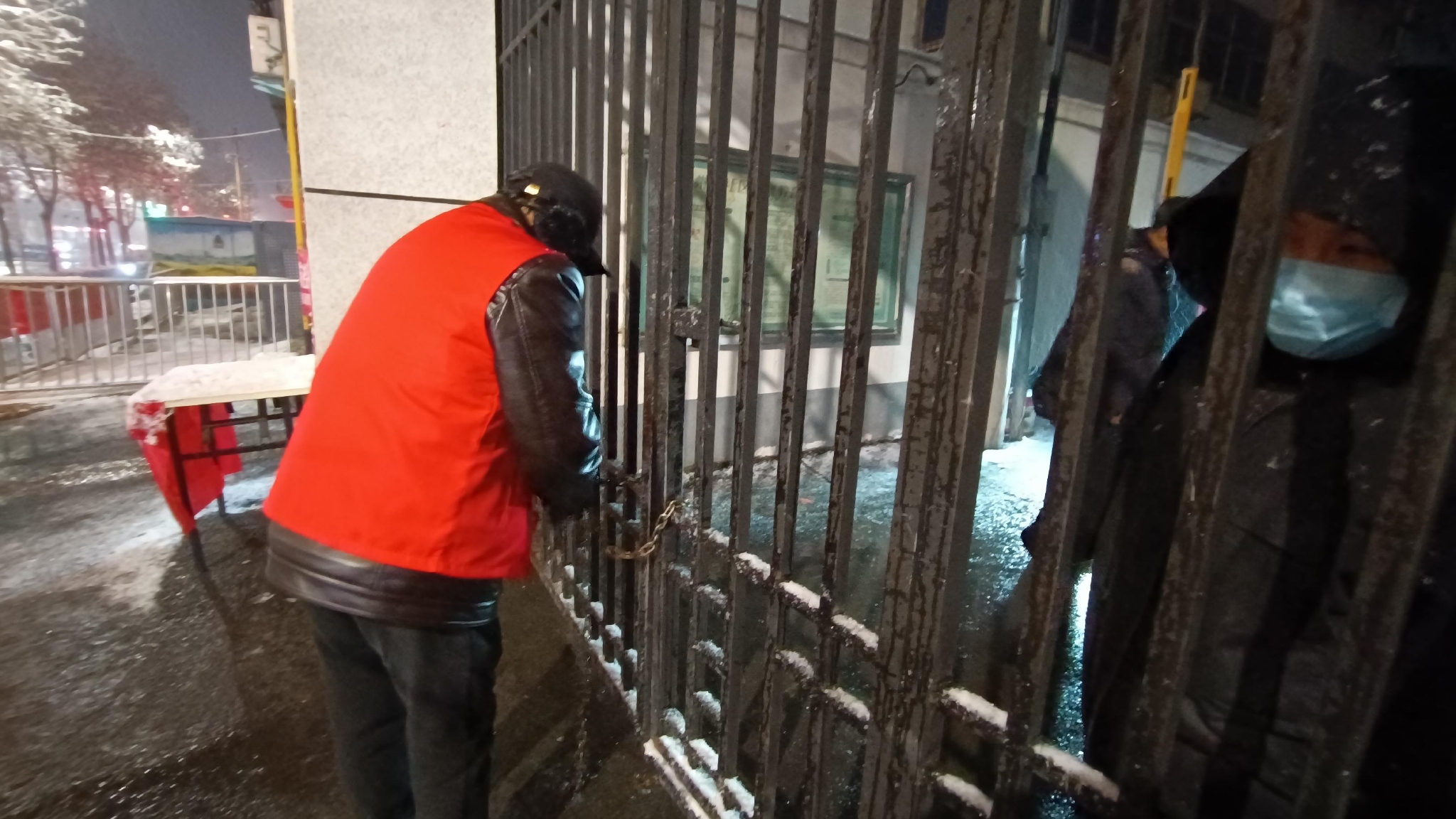 “穿上红马甲,就有一种责任感!”郑州社区志愿者冒雪坚守疫情防控第一线休闲区蓝鸢梦想 - Www.slyday.coM “穿上红马甲,就有一种责任感!”郑州社区志愿者冒雪坚守疫情防控第一线休闲区蓝鸢梦想 - Www.slyday.coM