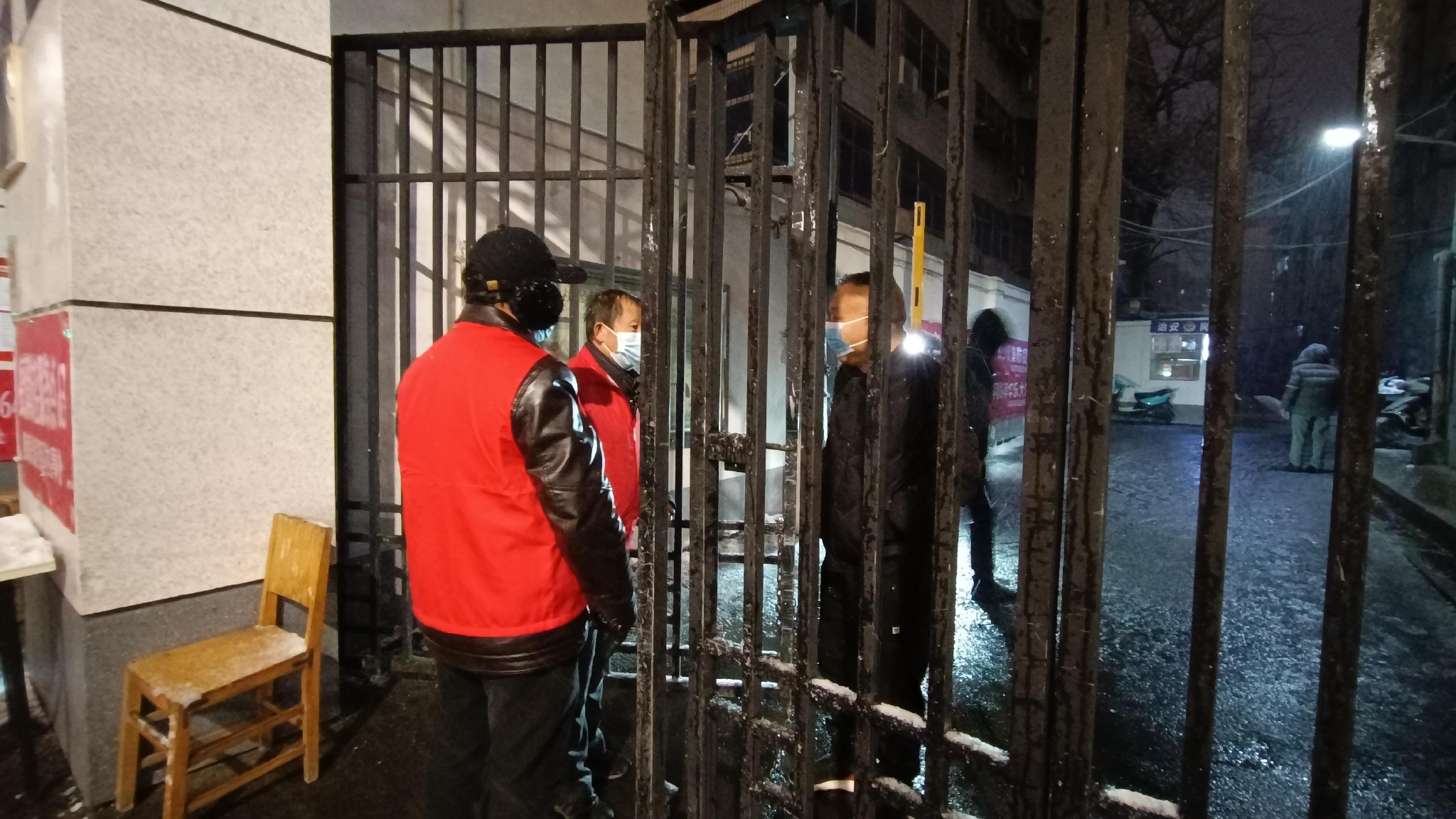 “穿上红马甲,就有一种责任感!”郑州社区志愿者冒雪坚守疫情防控第一线休闲区蓝鸢梦想 - Www.slyday.coM “穿上红马甲,就有一种责任感!”郑州社区志愿者冒雪坚守疫情防控第一线休闲区蓝鸢梦想 - Www.slyday.coM