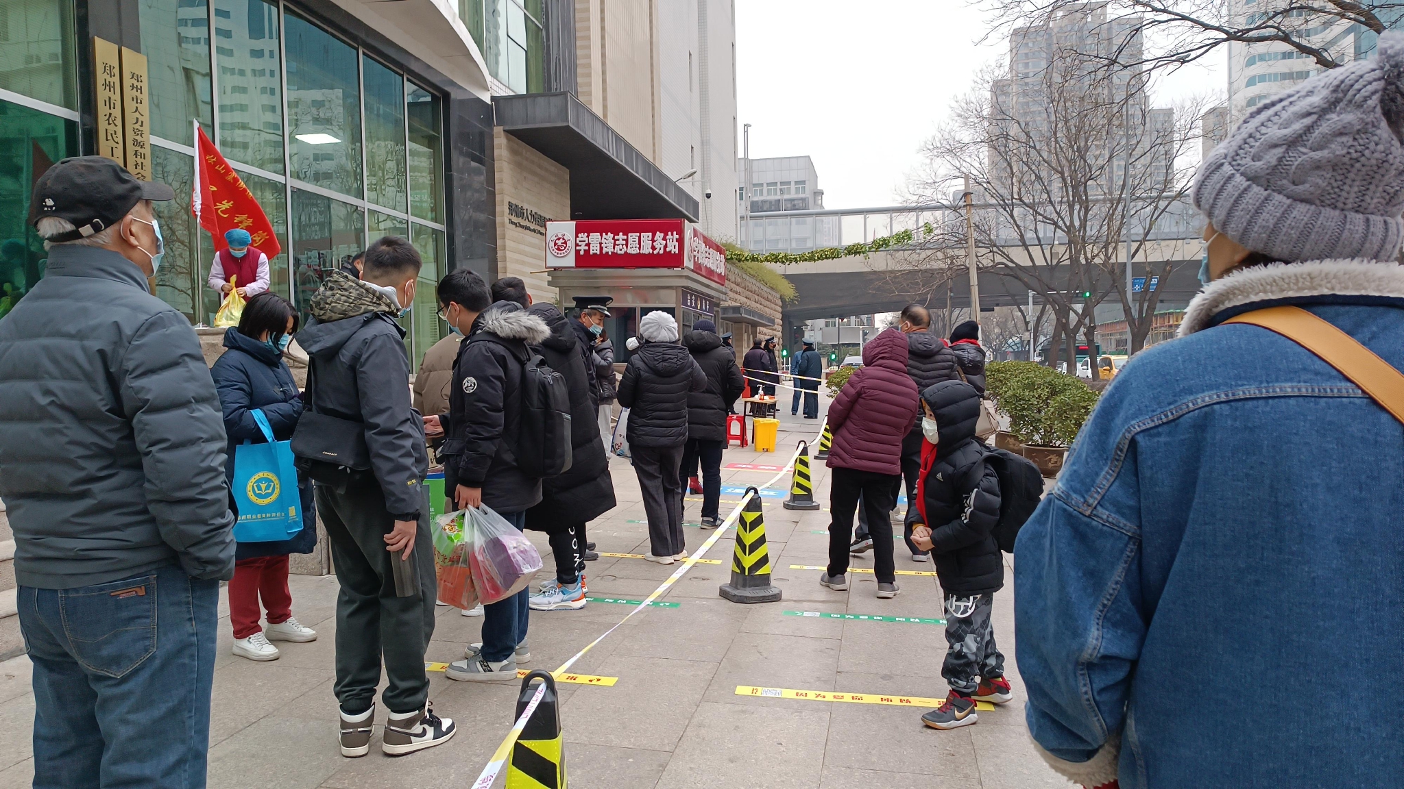 “穿上红马甲,就有一种责任感!”郑州社区志愿者冒雪坚守疫情防控第一线休闲区蓝鸢梦想 - Www.slyday.coM “穿上红马甲,就有一种责任感!”郑州社区志愿者冒雪坚守疫情防控第一线休闲区蓝鸢梦想 - Www.slyday.coM