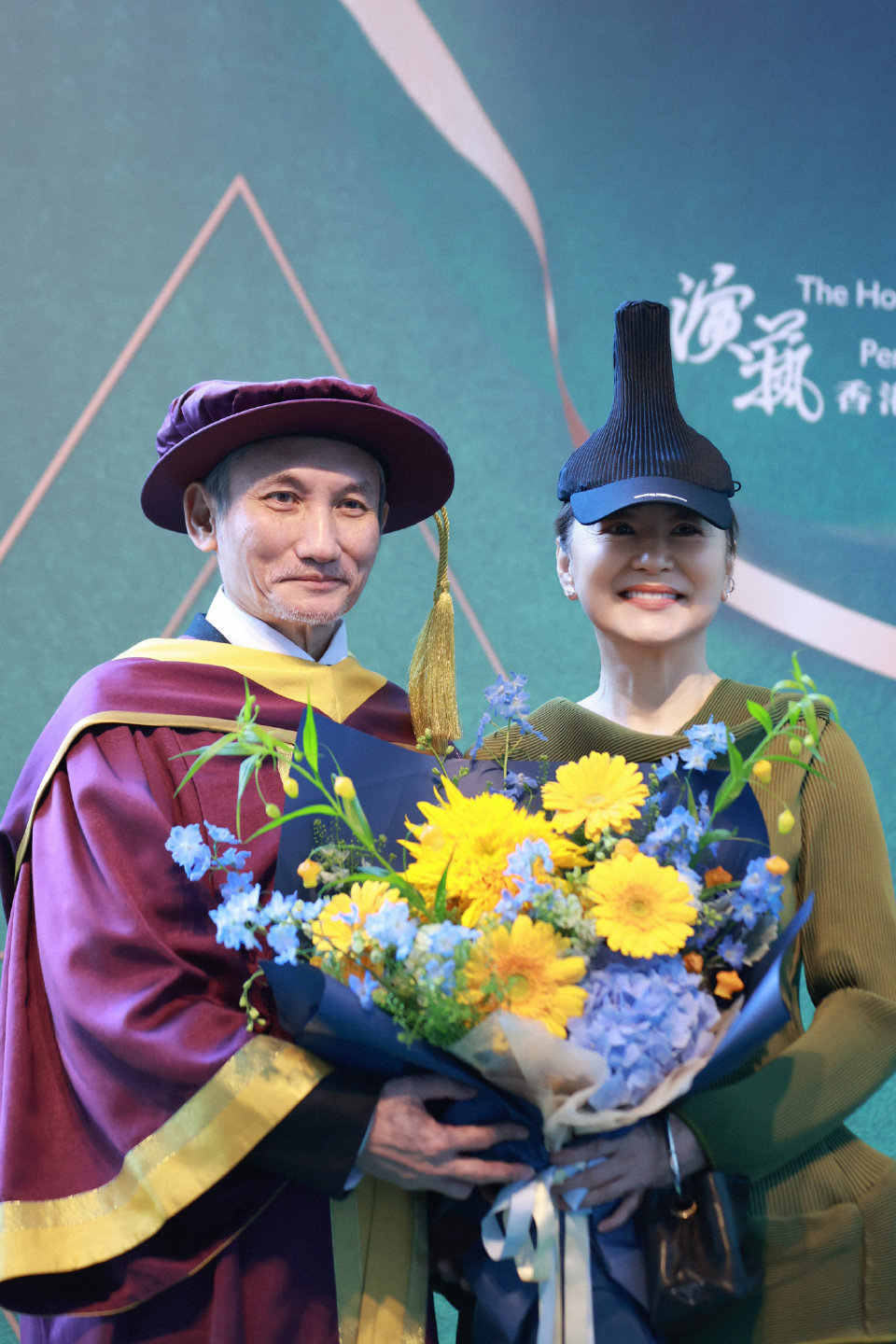 徐克获香港演艺学院荣誉博士 林青霞到场献花