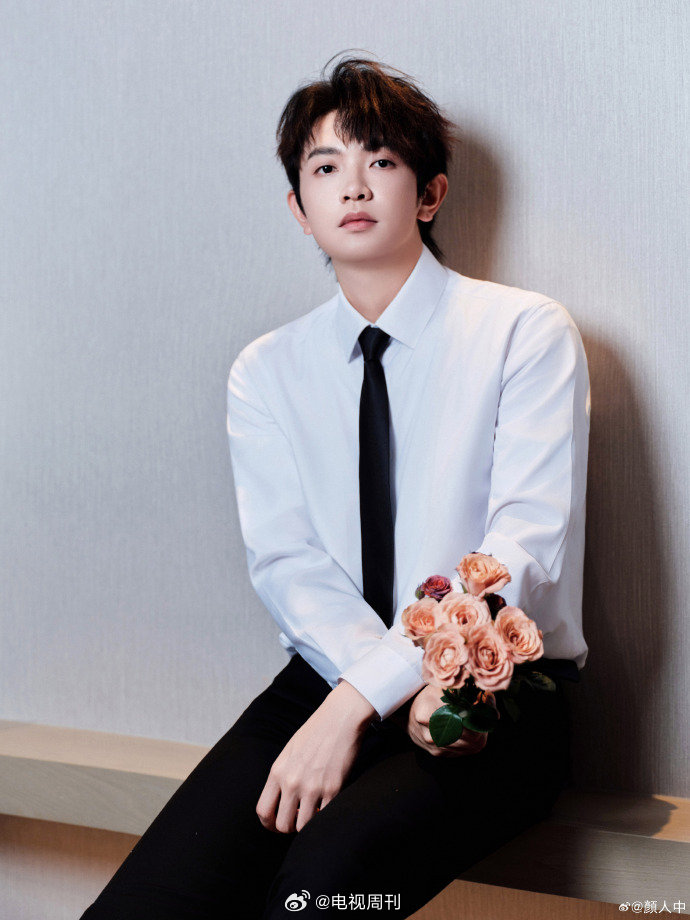 笑到捶桌！颜人中春晚目标4秒，自cue梗太真实