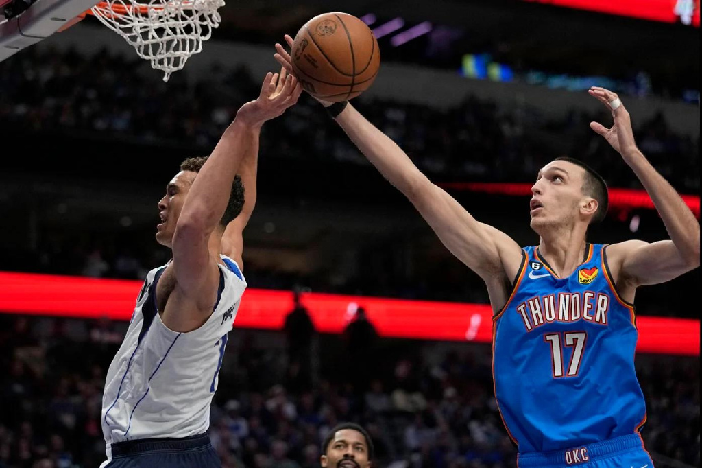 全程直击NBA直播中杜兰特攻防两端统治力尽显