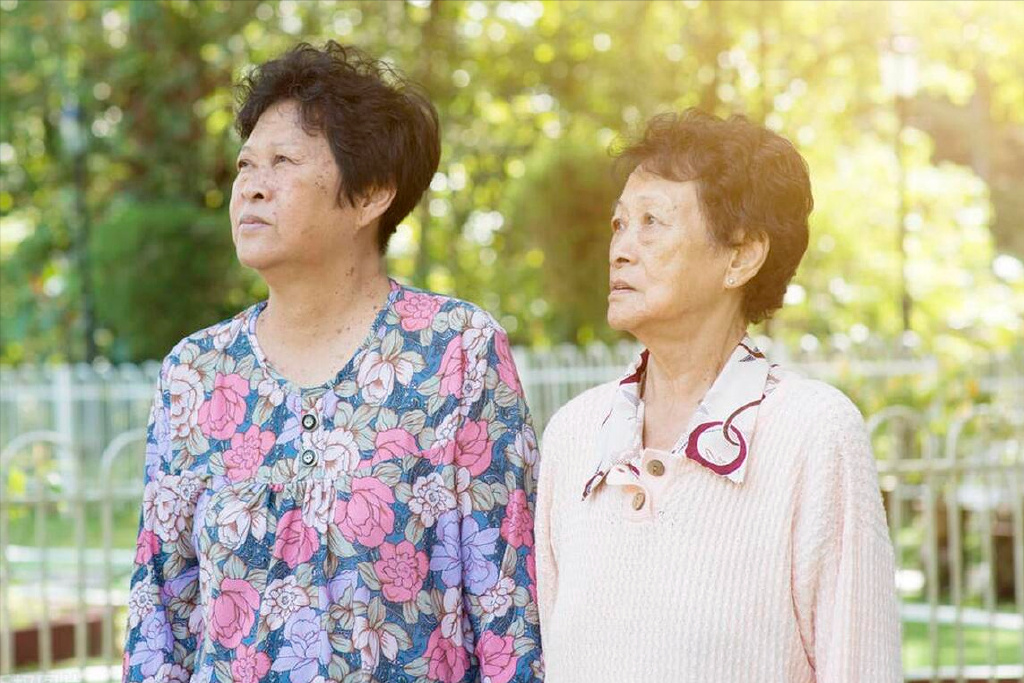女人进入更年期，5种碱性食物要多吃，补“天然黄体酮”，老得慢-更年期女性吃什么食物对身体好窍门