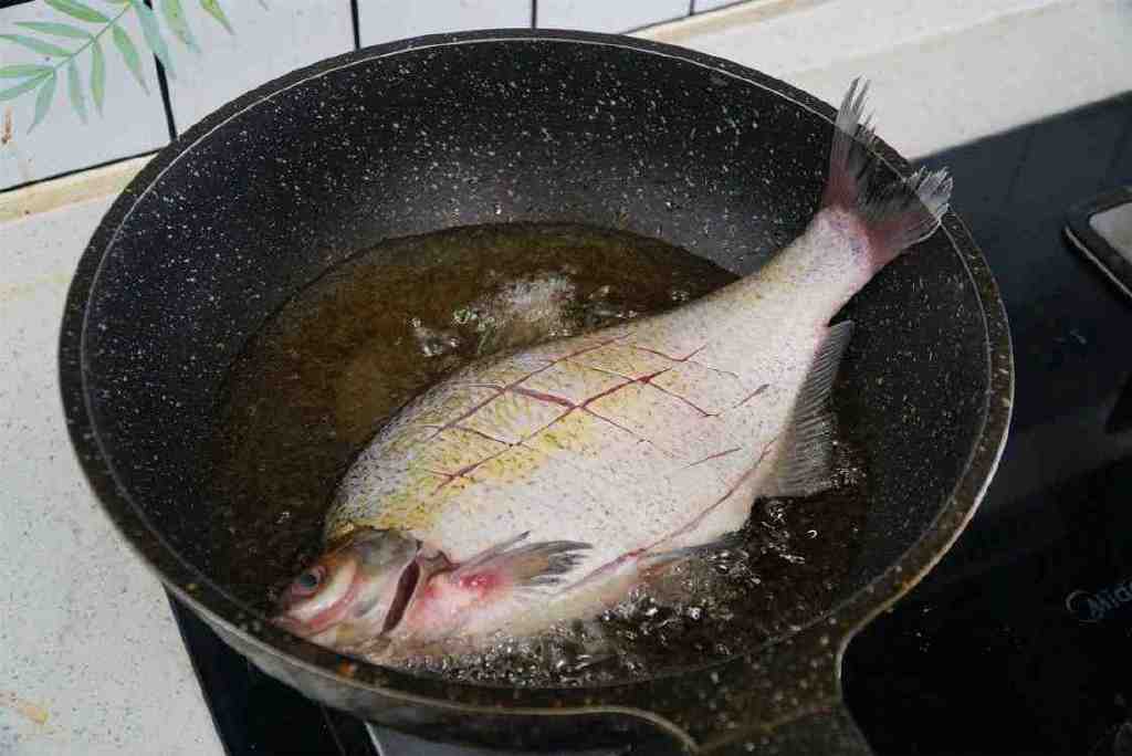 秋天,鳊鱼和五花肉是绝配,爱吃鱼的别放过,鲜香下饭一条不够吃休闲区蓝鸢梦想 - Www.slyday.coM 秋天,鳊鱼和五花肉是绝配,爱吃鱼的别放过,鲜香下饭一条不够吃休闲区蓝鸢梦想 - Www.slyday.coM