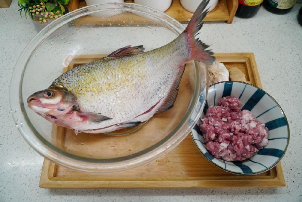 秋天,鳊鱼和五花肉是绝配,爱吃鱼的别放过,鲜香下饭一条不够吃休闲区蓝鸢梦想 - Www.slyday.coM 秋天,鳊鱼和五花肉是绝配,爱吃鱼的别放过,鲜香下饭一条不够吃休闲区蓝鸢梦想 - Www.slyday.coM