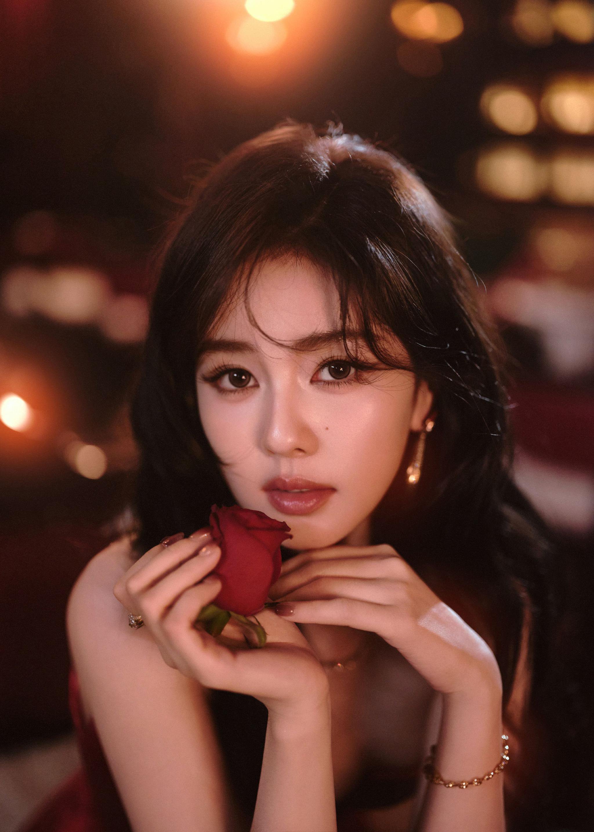 白鹿红裙造型出图，彤云绕裙美出新高度了