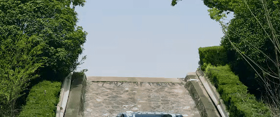 有点厉害，这年头MPV都来抢越野车的活了，看来岚图这个MPV属实有点东西的