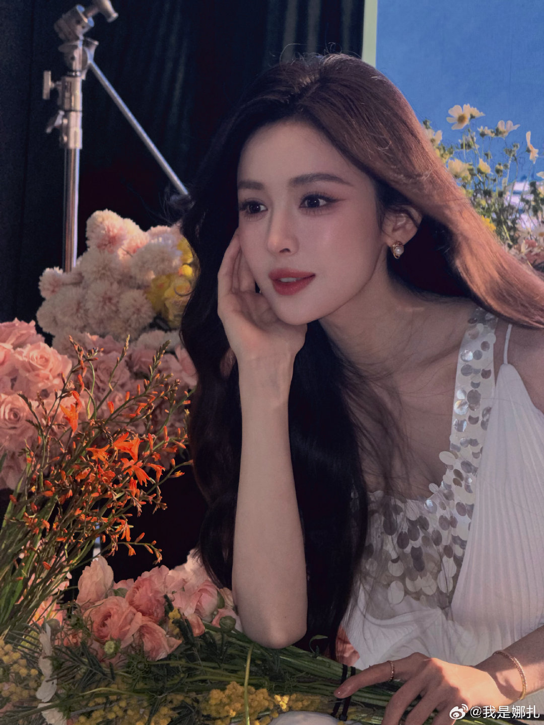 娜扎白裙长卷发造型亮相，繁花簇拥如春日白月光