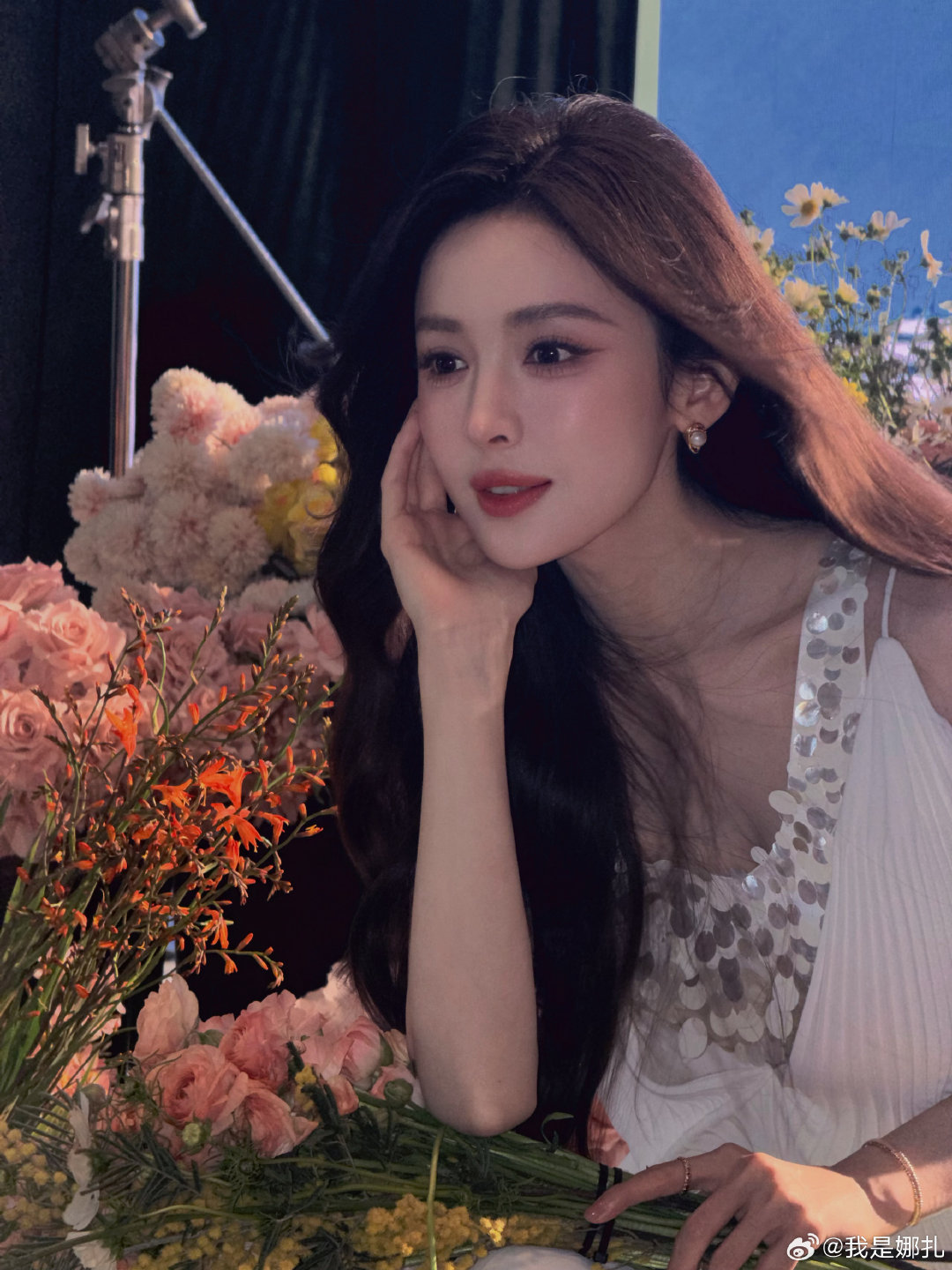 娜扎白裙转身惊艳亮相，长卷发飘逸笑容治愈