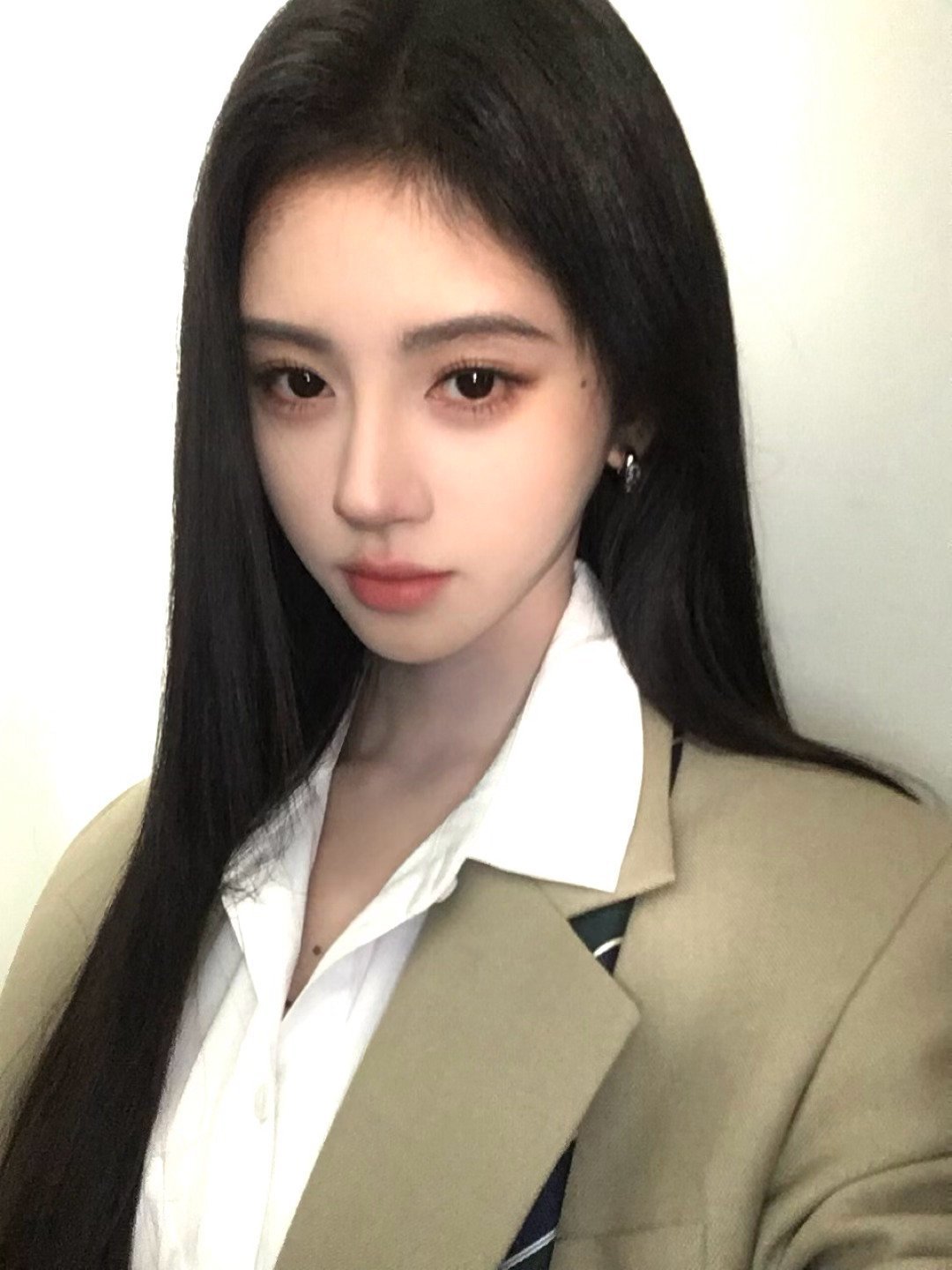 鞠婧祎演绎极致穿搭美学，时尚感氛围感拉满