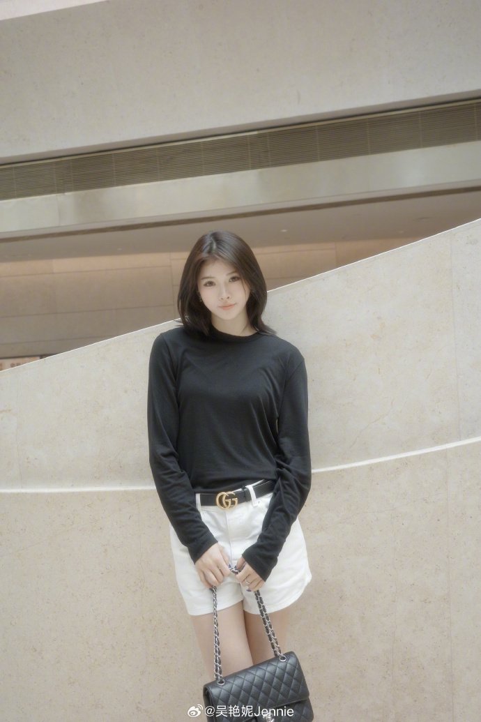 吴艳妮晒最新生活照
