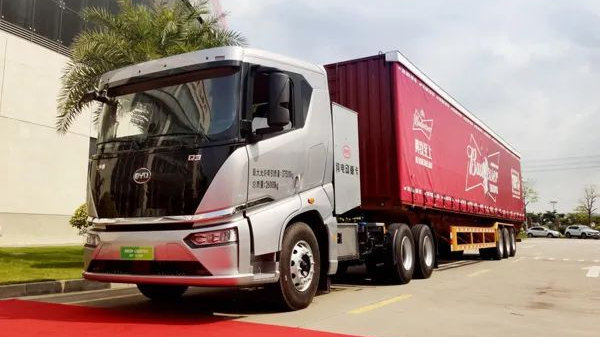 比亚迪Q3纯电动牵引车荣获意见领袖绿色运输车型大奖|卡车之友网