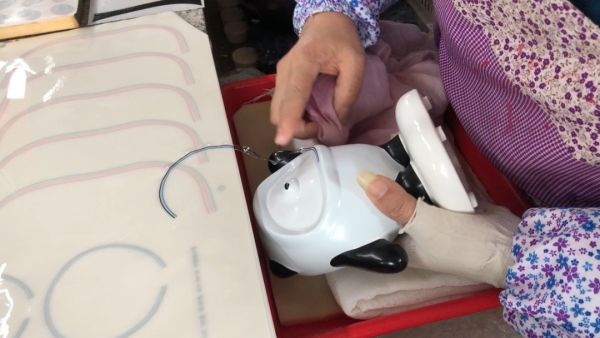 揭秘冰墩墩纯手工生产流程!现场实探“一墩难求”,上市公司回应:尽最大努力满足消费者需求休闲区蓝鸢梦想 - Www.slyday.coM 揭秘冰墩墩纯手工生产流程!现场实探“一墩难求”,上市公司回应:尽最大努力满足消费者需求休闲区蓝鸢梦想 - Www.slyday.coM