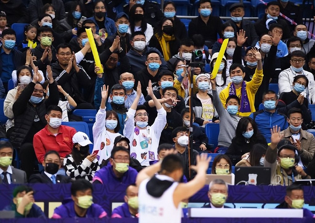 球迷沸腾全场呐喊声震天这场不容错过的足球集锦浓缩了所有荣耀与泪水