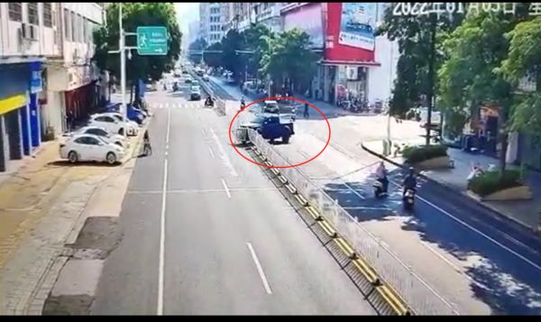 突发!一皮卡车横冲直撞,多车受损、1人死亡!警方通报:司机毒驾休闲区蓝鸢梦想 - Www.slyday.coM 突发!一皮卡车横冲直撞,多车受损、1人死亡!警方通报:司机毒驾休闲区蓝鸢梦想 - Www.slyday.coM