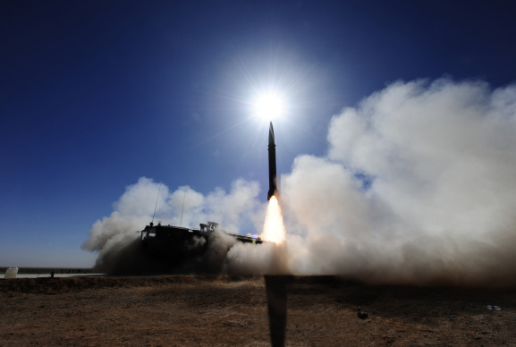 攻防两端的极致碰撞字母哥的力量与库里的灵动谁更胜一筹