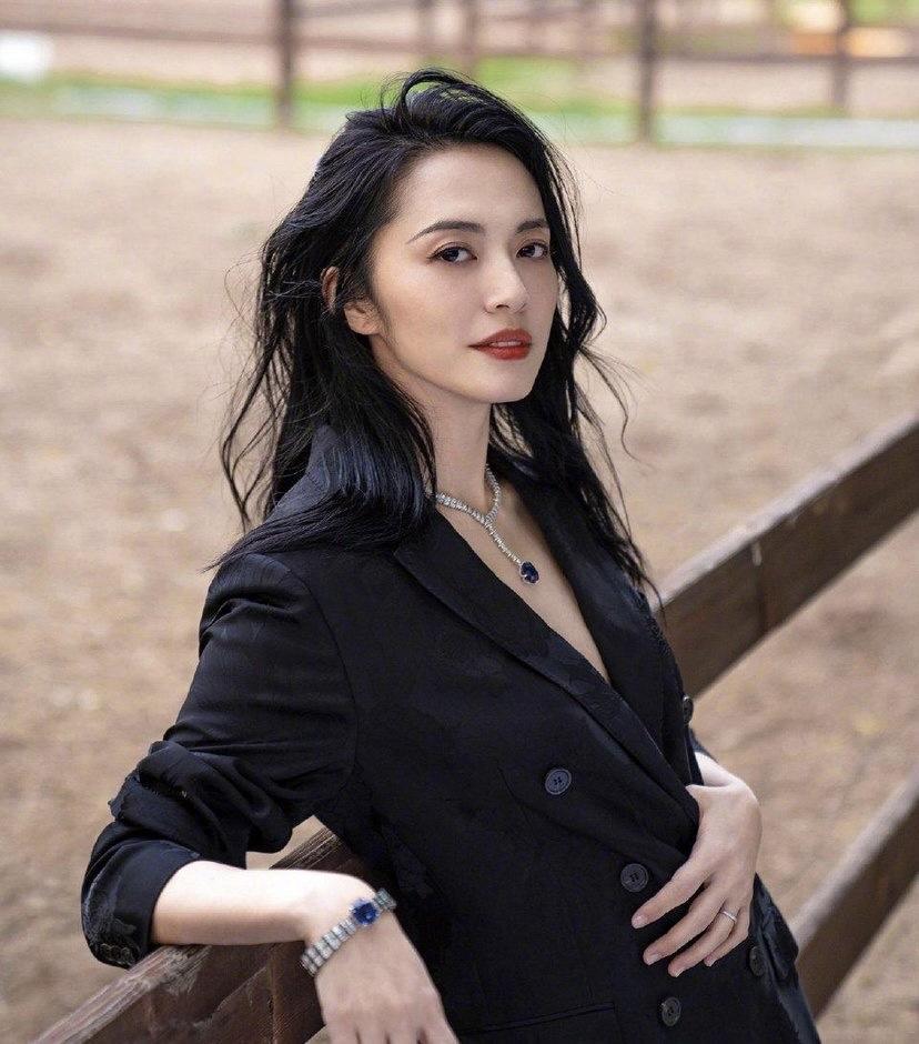 姚晨的高级感真难学！墨绿色丝绒外套神秘高级，搭黑色吊带更精致