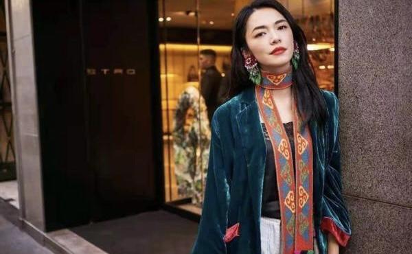 姚晨的高级感真难学！墨绿色丝绒外套神秘高级，搭黑色吊带更精致