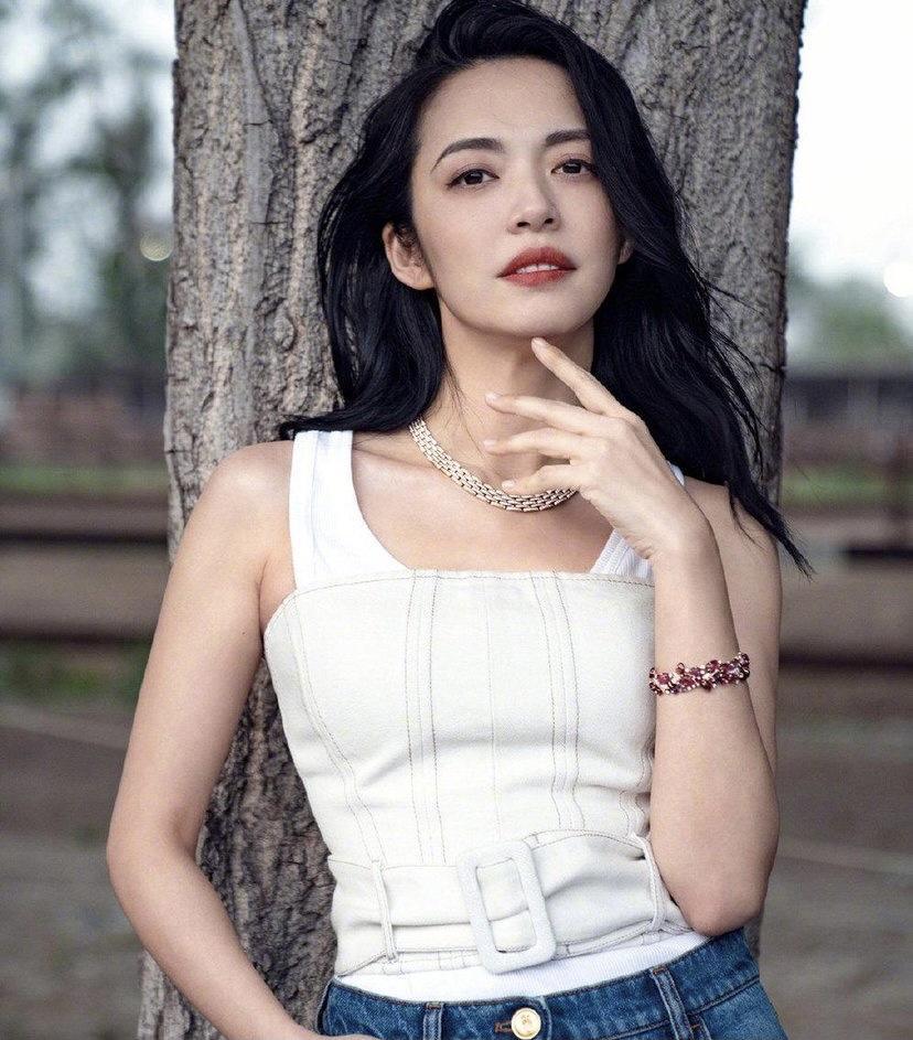 姚晨的高级感真难学！墨绿色丝绒外套神秘高级，搭黑色吊带更精致