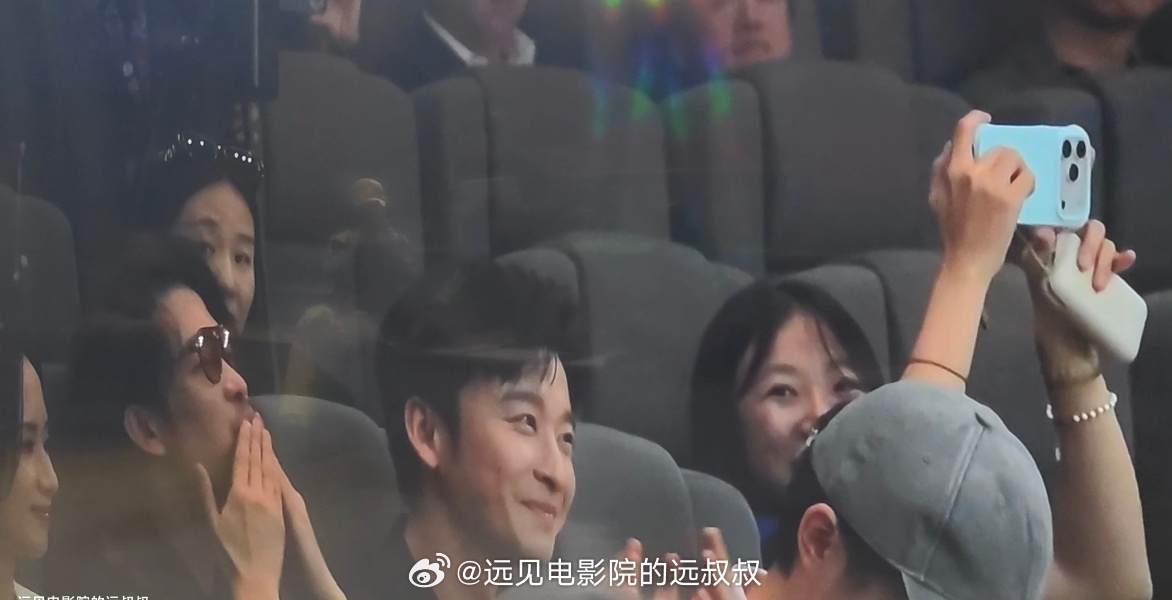 孙怡拿奖在台上哭，董子健在台下会心地笑，章宇在疯狂飞吻，真温暖！
