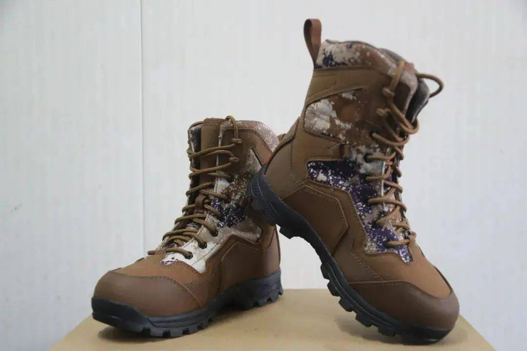 解放军高原部队配发新型防寒靴星空迷彩涂装轻量化设计