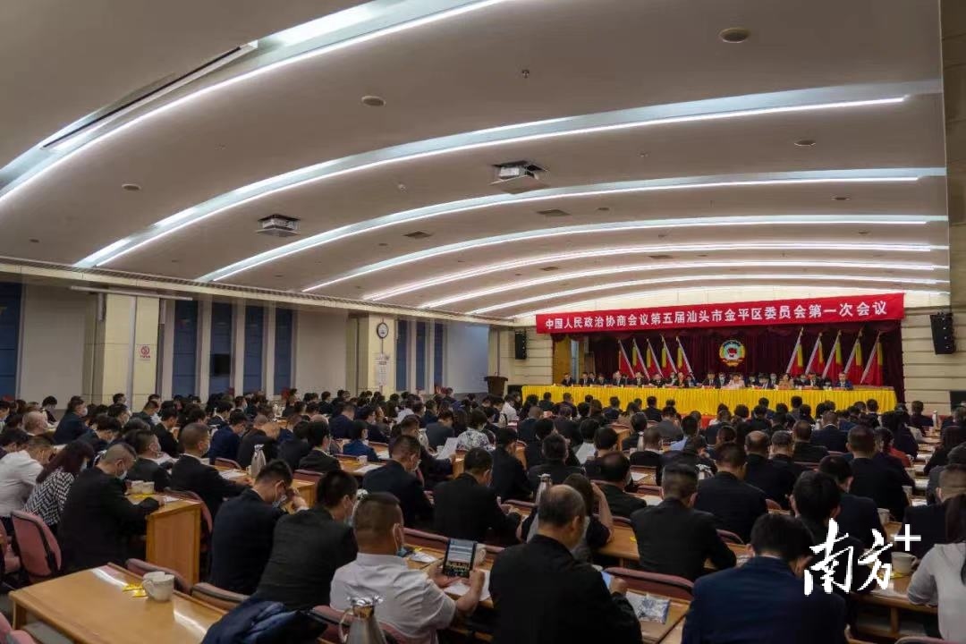 政协第五届汕头市金平区委员会主席:庄素桦副主席:刘彦彧,周向梅,张志