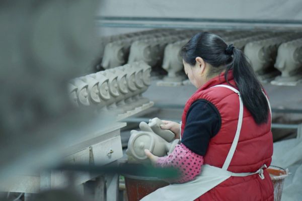 揭秘冰墩墩纯手工生产流程!现场实探“一墩难求”,上市公司回应:尽最大努力满足消费者需求休闲区蓝鸢梦想 - Www.slyday.coM 揭秘冰墩墩纯手工生产流程!现场实探“一墩难求”,上市公司回应:尽最大努力满足消费者需求休闲区蓝鸢梦想 - Www.slyday.coM