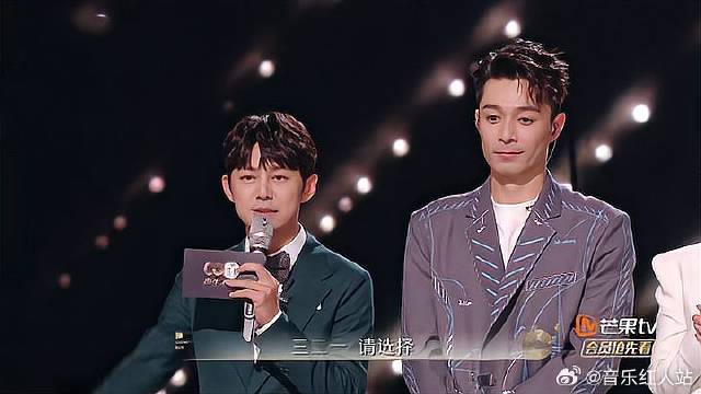 何炅主持笑场！自己把自己逗笑，周柏豪都懵了！