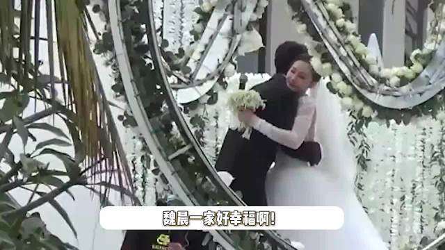 魏晨一家度假被偶遇，3岁儿子手长脚长，被爸爸抱怀里不吵不闹