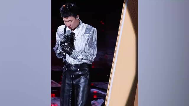 陈小春演唱会人偶挡视线被喊退票，现场落泪整改拆装置，应采儿：你是听劝的
