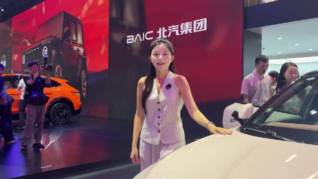 普通轿车为什么不香了？极狐阿尔法S5 成都车展实拍