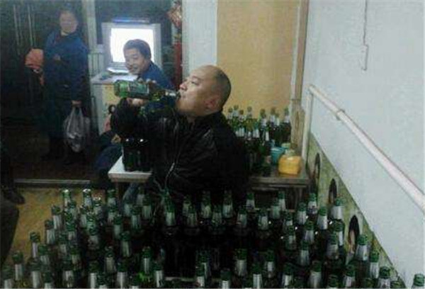 世界白酒度数排行_中国烈酒排行前4,闷倒驴屈居第三,第一名当之无愧