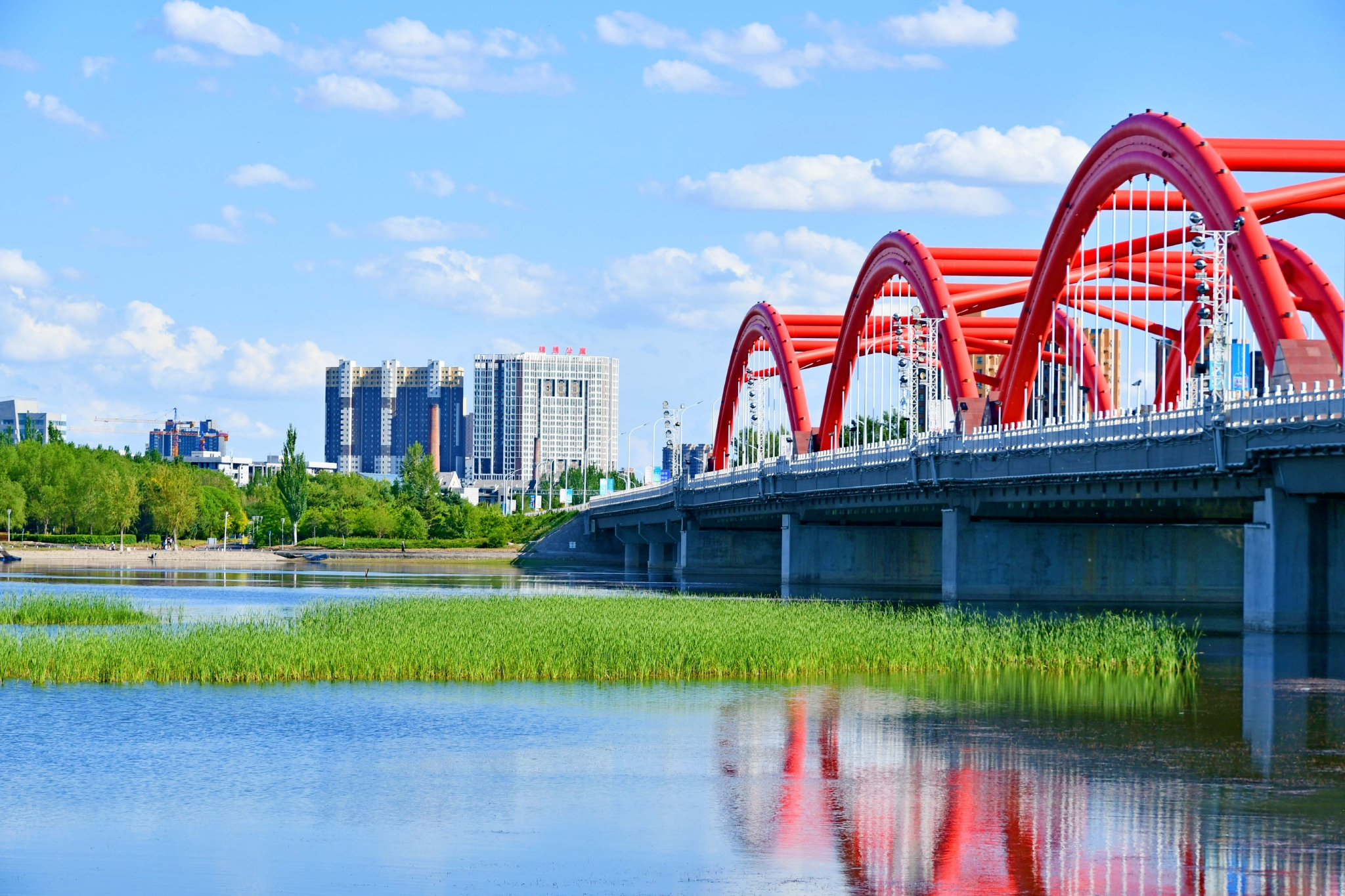 通辽市城市建设之五彩虹桥和浮桥